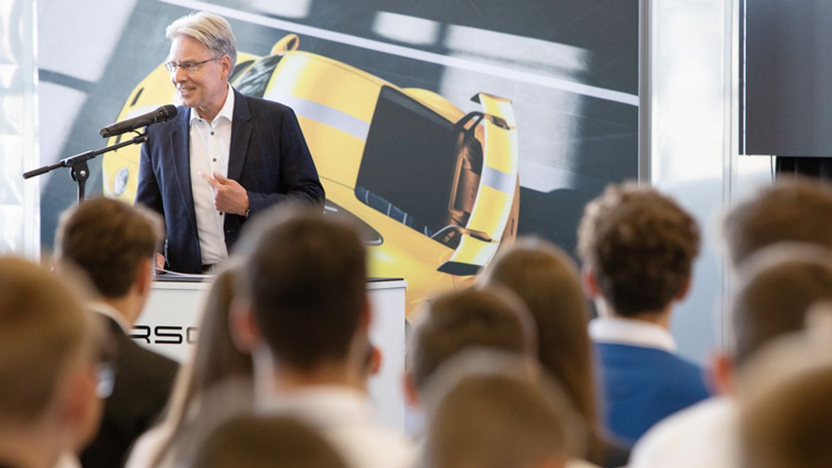 Porsche Ausbildungsleiter Michael Pohl begrüßt die neuen Azubis und Studenten. - ©Porsche