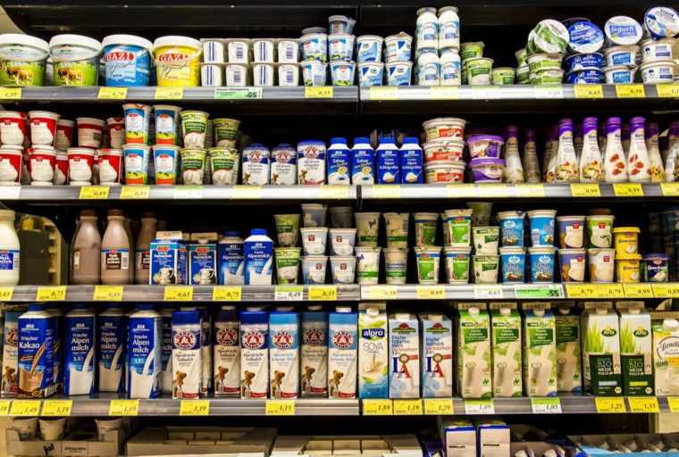 Kühlregal: Preise für Milchprodukte steigen nach kurzer Erholung nun wieder. - Foto: imago/Jochen Tack