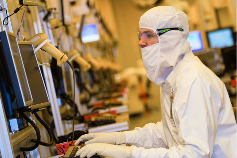 Chipfertigung von Intel: Der Großkunde von ASML muss sparen. - Foto: Daniel Balteanu