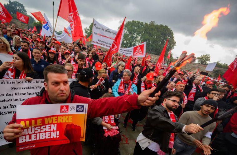 Proteste von VW-Beschäftigten im September: Eine schnelle Tarif-Einigung ist nicht zu erwarten. - Foto: Julian Stratenschulte/dpa