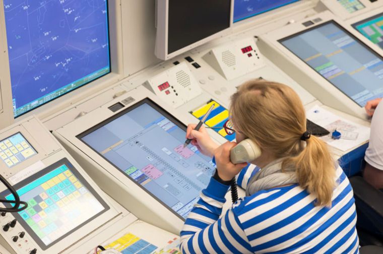 Fluglotsin in der Niederlassung der Deutschen Flugsicherung (DFS) in Bremen. - Foto: DFS Deutsche Flugsicherung GmbH