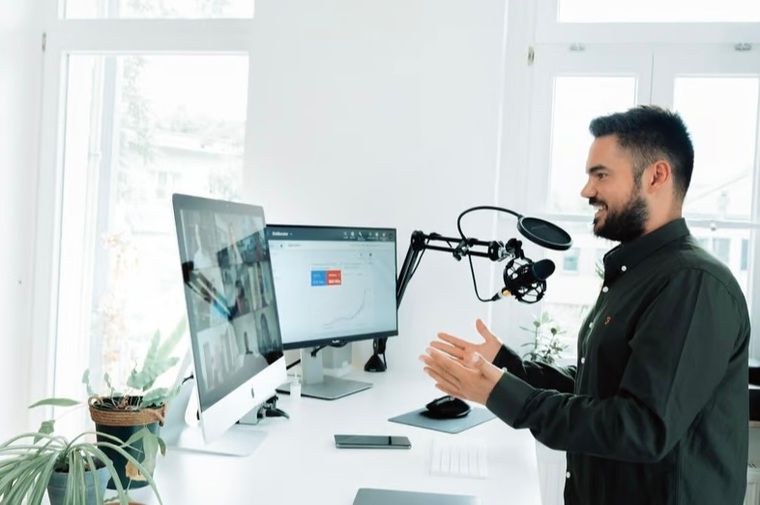 Für kleine Lehreinheiten im Internet braucht es kein professionelles Aufnahmestudio, sondern es kommt auf die Inhalte an - Unsplash Malte Helmhold