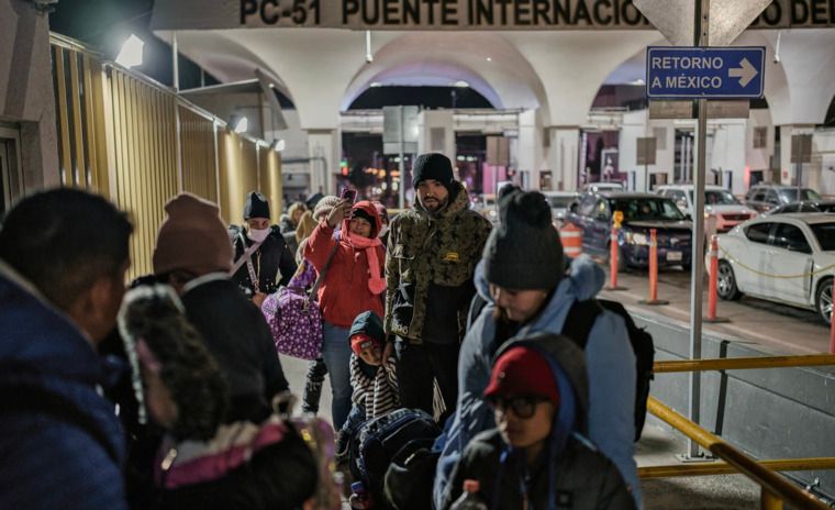 Hoffen auf Einreiseerlaubnis: Migranten an der Grenze in Ciudad Juárez. - Foto: laif/the new york times