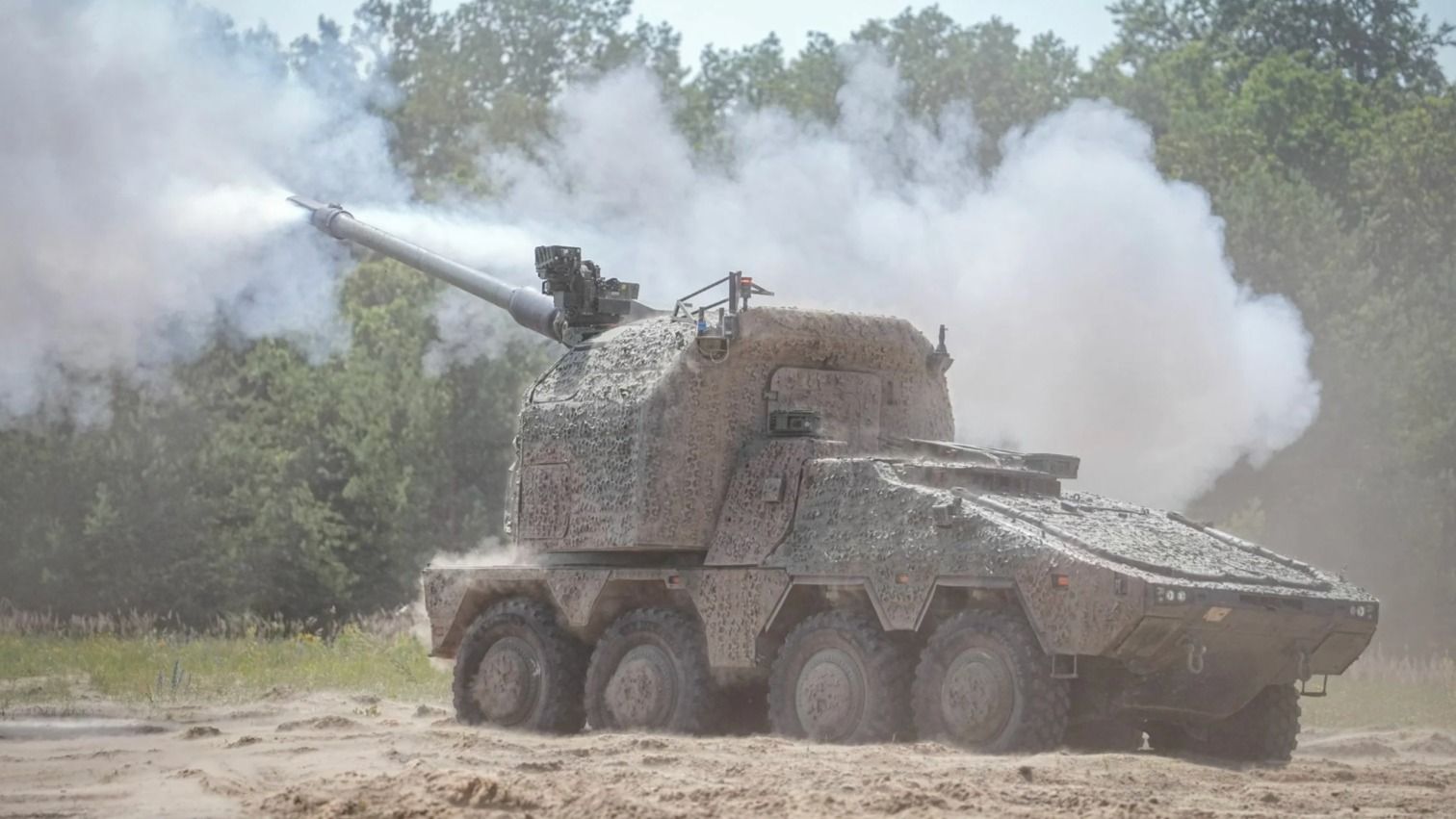 Die neue Radhaubitze RCH 155 des Panzerherstellers KNDS in Aktion auf dem Truppenübungsplatz Altengrabow. Foto: dpa