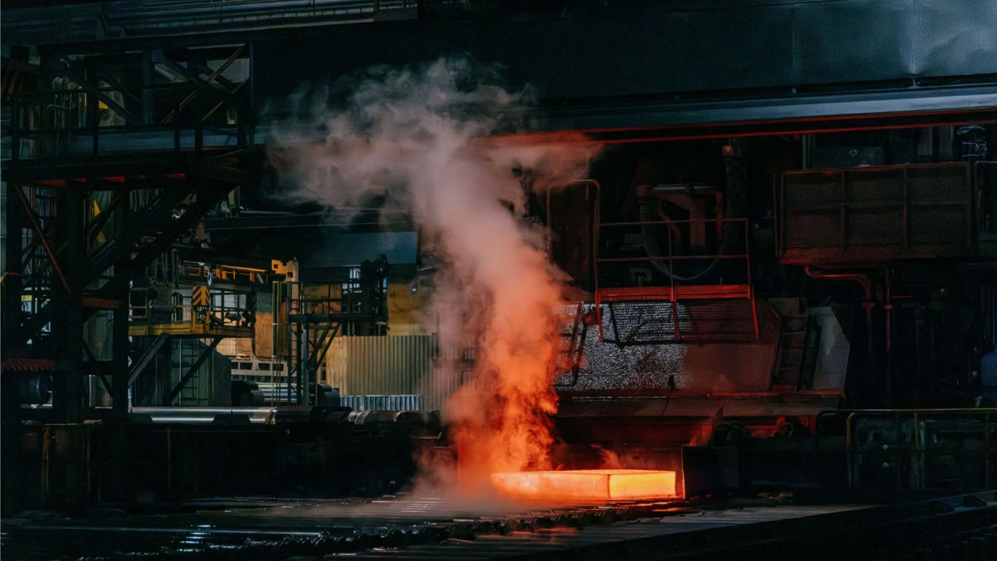 Auf dem Weg zum Walzen: Eine glühende Bramme schlittert über den Rollgang des Walzgerüsts im Grobblechwerk in Ilsenburg in Sachsen-Anhalt Foto: Franziska Gilli
