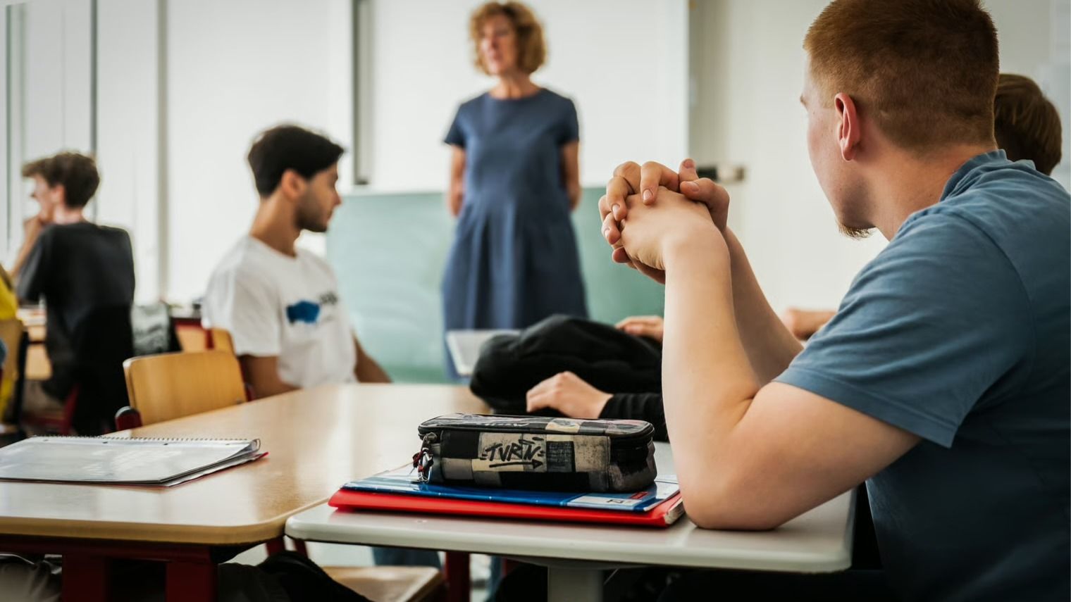 Eine Lehrerin unterrichtet Schüler in Deutsch. Foto: Funke Foto Services